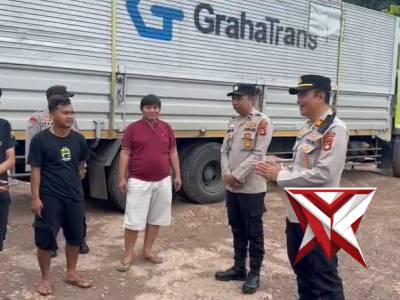 Himbauan Polsek Mesuji kepada  kendaraan sumbu 3  untuk mematuhi jam operasional.