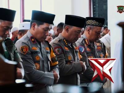 Menjemput Kemuliaan dalam Pengabdian: Momen Khusyuk Kapolda Sumsel & UAS di Masjid Assa&rsquo;adah