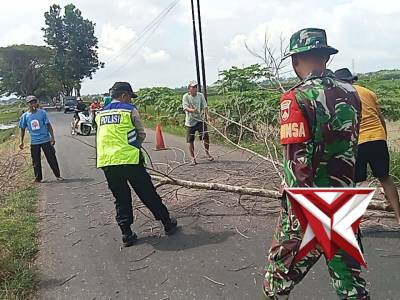 Personil Polsek Kebasen Polresta Banyumas bersinergi dengan Koramil 17/ Kebasen bersama BPBD Bms