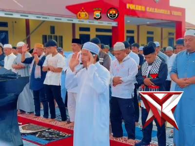 Kapolres haltim bersama personil dan masarakat melaksanakan dolat idul fitri di halaman polres halti - PoliceTube