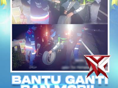 Bantu Ganti Ban Mobil Pemudik