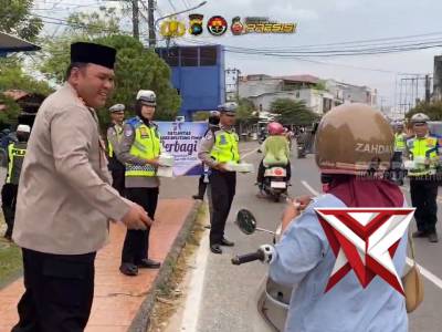 Sat Lantas Polres Belitung Timur Melaksanakan Kegiatan Pembagian Takjil Gratis Kepada Masyarakat