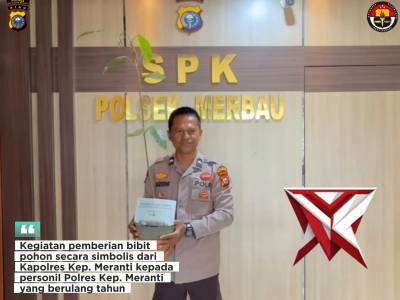 Pemberian bibit pohon dari Kapolres Kepulauan Meranti kepada Personil
