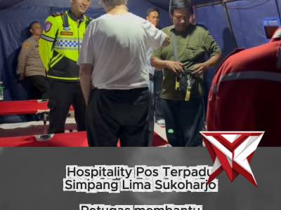 Hospitality Pos Terpadu Simpang Lima Sukoharjo
Petugas membantu pasangan lansia yang turun dari trav