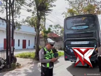 Kasatlantas Polres Bangkalan bersama Anggota melaksanakan giat membantu bus yang mengalami trouble