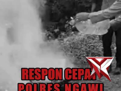 Respon Cepat Polres Ngawi membantu sepeda motor yang terbakar