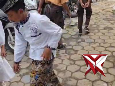 Pembagian makan bergizi - PoliceTube