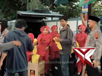 Polres Tegal Kota Bersama Mahasiswa Berbagi Ta'jil