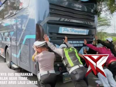 Kasatlantas Polres Bangkalan bersama Anggota melaksanakan giat membantu bus yang mengalami mogok