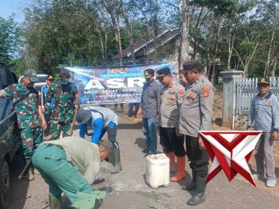 POLSEK RAMBANG GIAT ASRI SERENTAK DENGAN SASARAN JALAN BERLUBANG DI DESA SUGIH WARAS & PAGAR AGUNG - PoliceTube