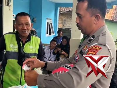 Polantas Menyapa Driver Driver Ojek, dengan memberikan reward Helm Sni bagi driver