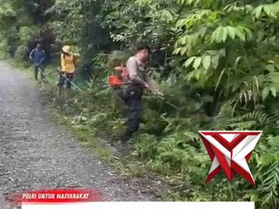 Kebersamaan Bhabinkamtibmas Desa Baleura Brigadir Jamal Melaksanakan Kerja Bakti Bersama Masyarakat