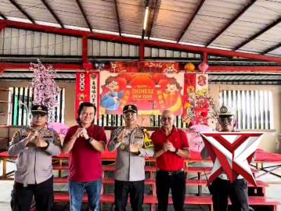 Kapolres Ogan Ilir mengunjungi Klenteng Liong Shai Tien perayaan Imlek tahun 2026 di Kab. Ogan Ilir