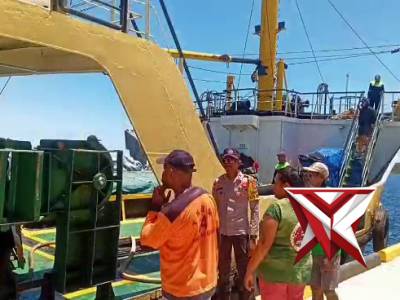 KP3 polsek wetar melaksanakan pengamanan embarkasi & embarkasi pada pelabuhan