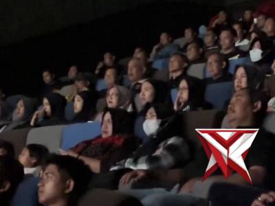 Kapolres Magetan memberikan reward nonton bareng film kepada Tim Drogban Polres Magetan sebagai bent