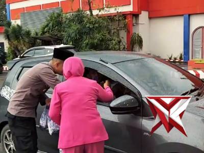 Polsek Pagaralam Selatan Melakukan Pembagian Takjil bersama Bhayangkari