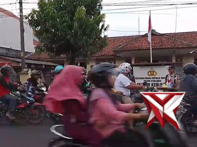 Saka Bhayangkara Polsek Kebumen melaksanakan kegiatan Bagi Takjil Ramadhan di depan Polsek Kebumen