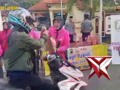 Polsek Kenduruan membagikan takjil untuk berbagi kebahagiaan di bulan Ramadhan. S - PoliceTube