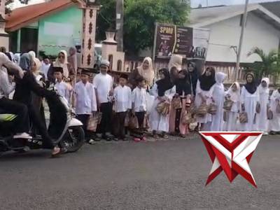 Personil Polsek Lembeyan laksanakan pengamanan bagi takjil dalam rangka bulan Ramadhan