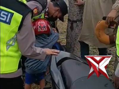 Polwan Polres Tegal Kota, menolong pengendara yang terpeleset di perlintasan rel KA tirus Kota Tegal