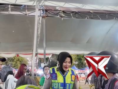 Di tengah arus mudik yang mulai memadati jalur penyeberangan, kepedulian hadir dalam bentuk sederhan