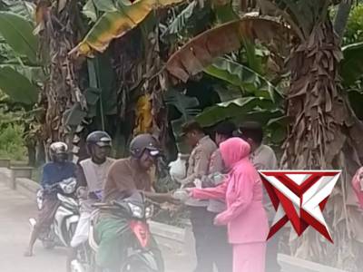 Dalam semangat berbagi di bulan suci Ramadhan, Polri melalui jajaran Polsek Pulau Ende Polres - PoliceTube