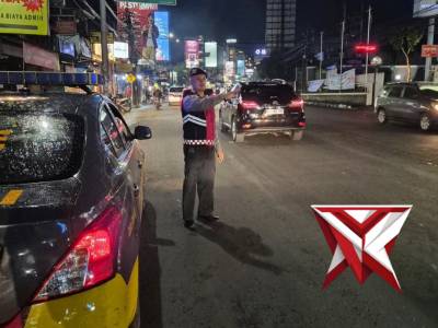 QR POLSEK SUKASARI POLRESTABES BANDUNG LAKUKAN GIAT RUTIN YANMAS MALAM BANDUNG LAUTAN BIRU