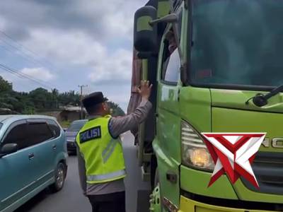 Penyekatan kendaraan sumbu tiga yang masih melintas pada saat arus mudik