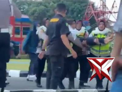 POLISI TOLONG MAHASISWA PINGSAN SAAT UNRAS