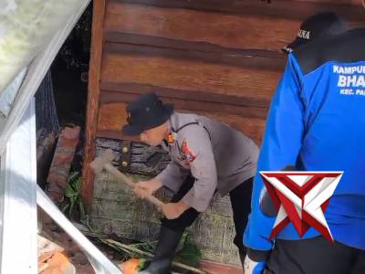 &ldquo;Solidaritas Tanpa Batas: Polsek Panekan dan Warga Kerja Bakti membersihkan material Pasca Longsor