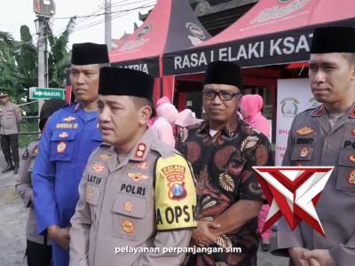 Polres Probolinggo menggelar kegiatan berbagi takjil kepada masyarakat sekaligus menghadirkan layana