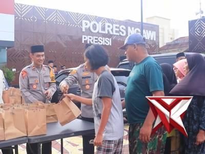 KAPOLRES BERSAMA PJU DAN ANGGOTA BERBAGI TAKJIL UNTUK WARGA NGAWI