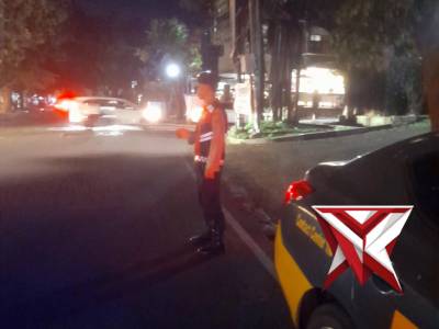 QR POLSEK SUKASARI POLRESTABES BANDUNG LAKUKAN GIAT RUTIN YANMAS MALAM BANDUNG LAUTAN BIRU