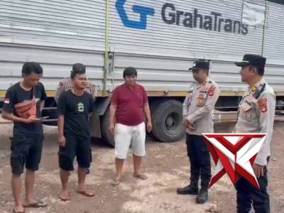 Polres OKI Hadir Himbauan Polsek Mesuji kepada kendaraan sumbu 3 untuk mematuhi jam operasional. - PoliceTube