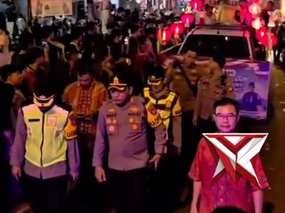 Personel Polres Singkawang jaga keamanan Pawai Lampion Imlek & Cap Go Meh 2026 yang Meriah. - PoliceTube