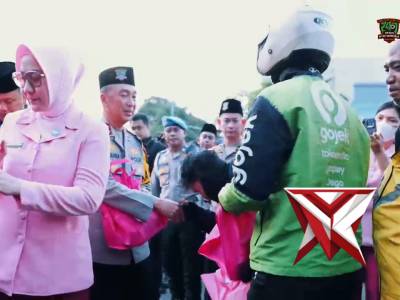 KAPOLDA SUMSEL DAN BHAYANGKARI CEK POS PENGAMANAN OPS KETUPAT 2026, BAGIKAN TALI ASIH HINGGA TAKJIL