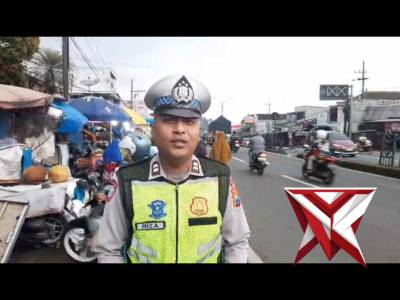 Pelayanan masyarakat dalam bentuk giat Pengaturan Arus Lalin dan Aiptu Riza Live Report