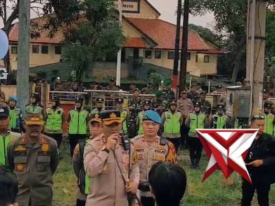 Humanis dan Kondusif, Aksi PMII di Depan DPRD Rembang Dikawal Langsung Kapolres - PoliceTube