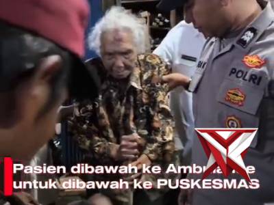 Pasien di bawa ke ambulance untuk di bawa ke puskesmas