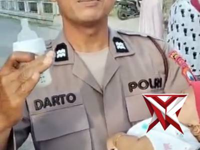 Polres Ngawi melalui Polsek Kedunggalar memberikan pertolongan dengan memberikan bantuan menggendong