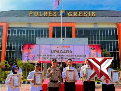 Kapolres Gresik Beri Penghargaan, Dedikasi Polisi dan Warga Jadi Teladan - PoliceTube