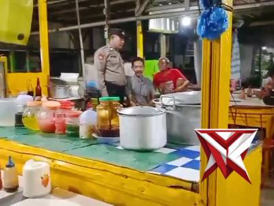 Bhabinkamtibmas Desa Tropodo sambang penjual di sentra Tropodo - PoliceTube