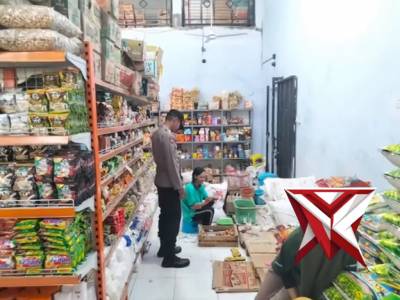 Pastikan Aman Dikonsumsi, Bhabinkamtibmas Polsek Padang Pantau Masa Kadaluwarsa Produk Makanan