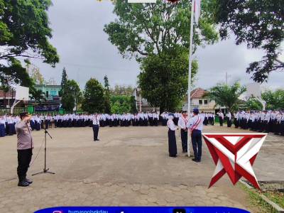 Kapolsek Dau Polres Malang Pimpin Upacara Bendera Siswa SMP Negeri 1 Dau