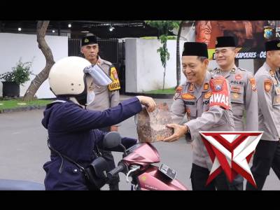 Berbagi Berkah Ramadhan, Bagikan Takjil untuk Masyarakat