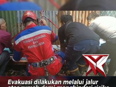 Personel Polsek Baleendah bersama petugas Damkar melaksanakan evakuasi terhadap seorang warga