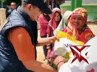 KANIT RESKRIM POLSEK CIKANCUNG BERIKAN BANTUAN BERAS KEPADA WARGA JOMPO