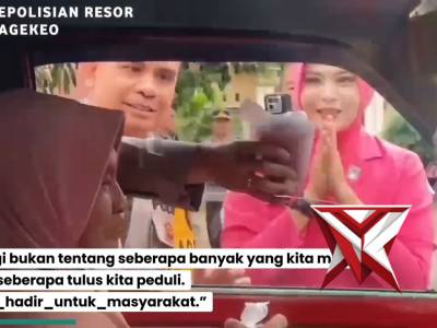Kapolres Nagekeo didampingi Ketua Cabang Bhayangkari Nagekeo bagikan paket takjil untuk warga