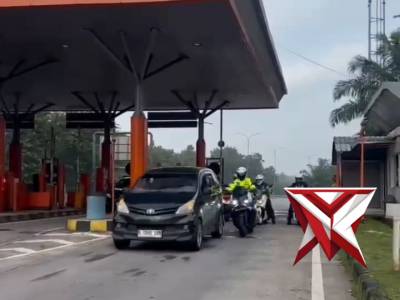 Respon cepat sat lantas Polres Subang bantu kendaraan mogok di tol cipali - PoliceTube