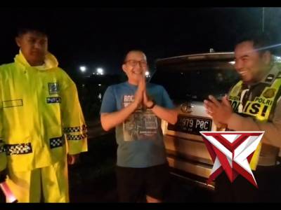 RESPON CEPAT POLRES NGAWI MEMBANTU MASYARAKAT YANG MENGALAMI PECAH BAN MOBIL